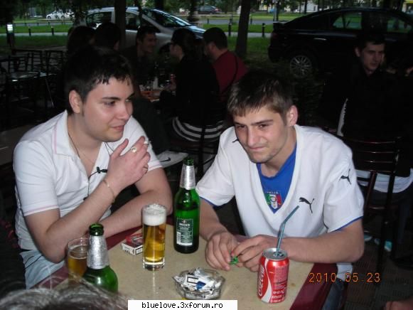 Poozeeeee - eu la ghater pe la unirii:P cel in alb - Poze Poze